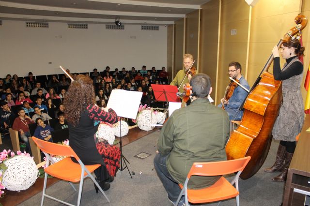 400 escolares disfrutan del II concierto didáctico para escolares ofrecido por el quinteto de cuerda 'Eliocroca'