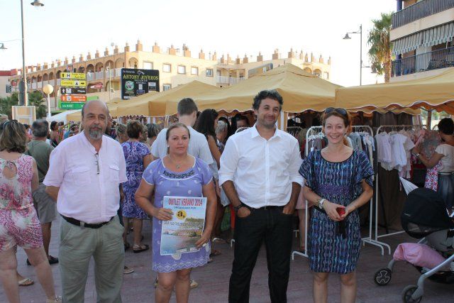 La Asociación de Comerciantes abre una nueva feria outlet de verano en Puerto de Mazarrón