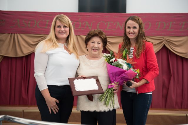 Natividad Meseguer es nombrada Mayor del Año durante el IX aniversario del Centro de Día