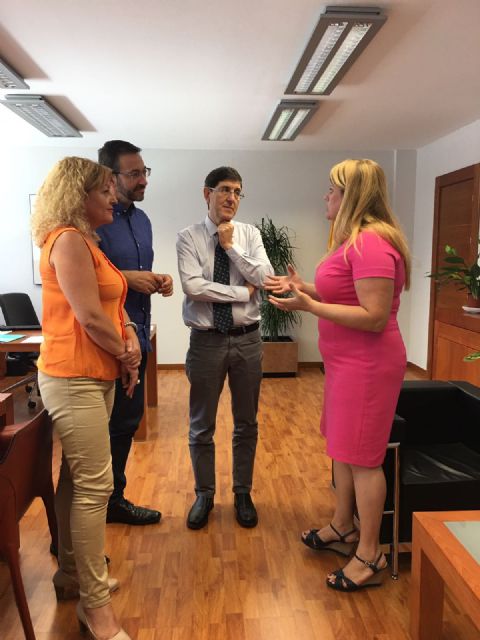 El consejero de Salud recibe a la alcaldesa de Mazarrón