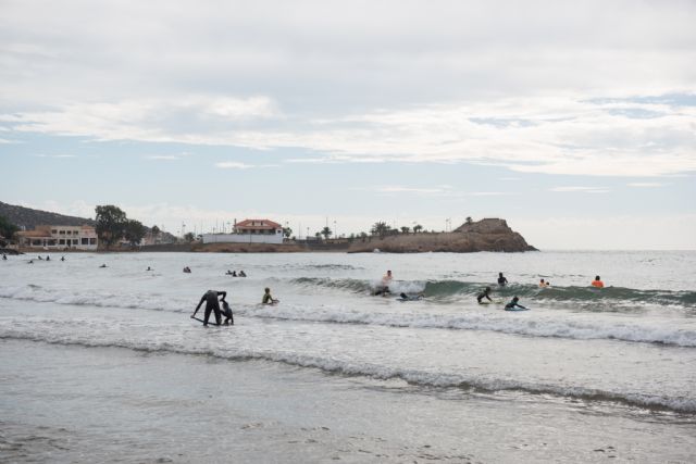 40 surfistas desafían a las olas en la playa de Bahía