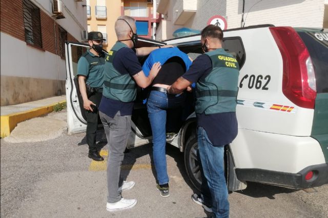 La Guardia Civil detiene en Mazarrón a un experimentado delincuente por robar en dos establecimientos