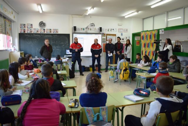 Los 3.000 alumnos de los colegios del municipio reciben esta semana charlas de los bomberos de Murcia para prevenir incendios
