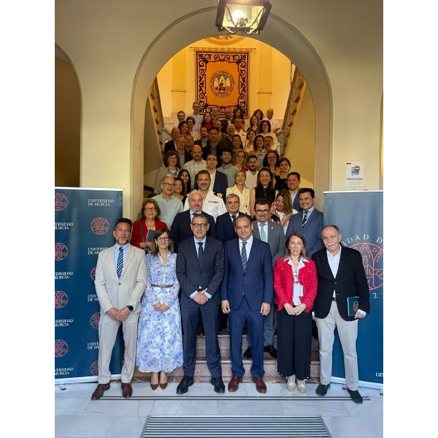 El alcalde asiste a la presentación de los Cursos de Extensión Universitaria y las Escuelas de Verano 2024 de la Universidad de Murcia