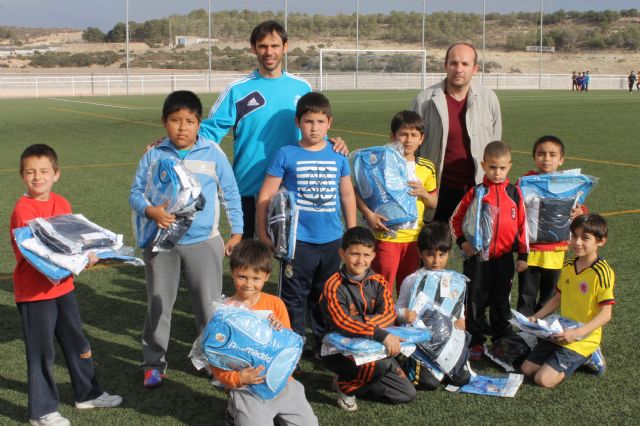 Entregadas las equipaciones de la escuela socio-deportiva de la 'Fundación Real Madrid'