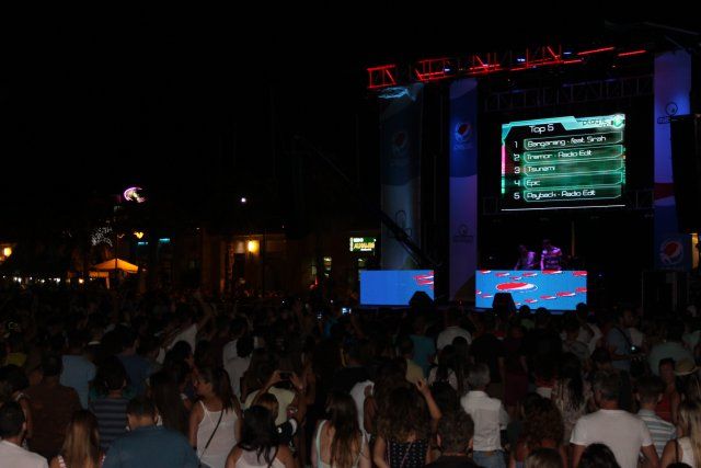 Miles de personas disfrutan en vivo de la fiesta de Máxima FM en la playa de Puerto de Mazarrón