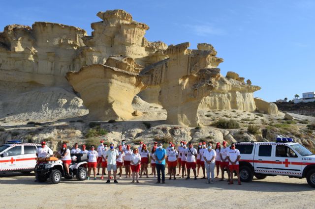 Los informadores-sensibilizadores de Cruz Roja en playas mantienen un encuentro con el alcalde de Mazarrón