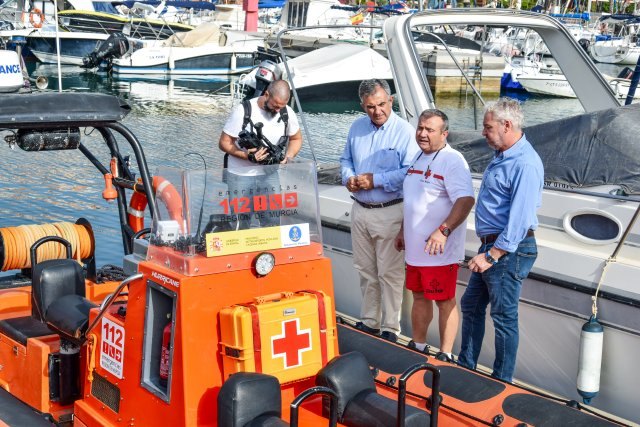 El alcalde visita junto al consejero de Medioambiente el operativo de Salvamento Marítimo de Cruz Roja en Puerto de Mazarrón