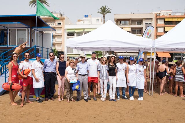 Cruz Roja y Ayuntamiento sensibilizan a la población infantil sobre los hábitos saludables en la playa