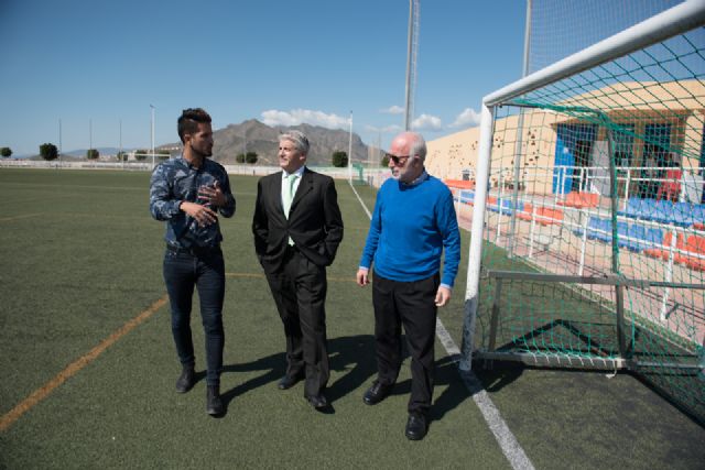El director general de deportes visita las instalaciones deportivas de Mazarrón para incluirlas en un plan regional de mejora