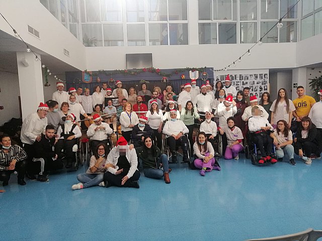 El centro de día de personas con discapacidad intelectual celebra la fiesta de navidad