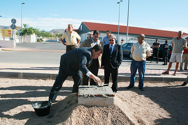 El consejero de Obras Públicas y Ordenación del Territorio, José Ballesta, acompañado del alcalde de Mazarrón, Francisco Blaya, y el director general de Carreteras, José Guijarro, miembros de la corporación municipal y de la empresa adjudicataria, pone la primera piedra de las obras de acondicionamiento y reordenación de la carretera de acceso al Puerto de Mazarrón, RM-332