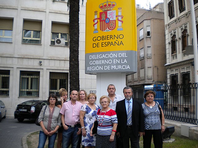 Una representacion de la Asociacion de afectados por el traslado de de la Plaza de Abastos de mazarron, visita la Delegación del Gobierno