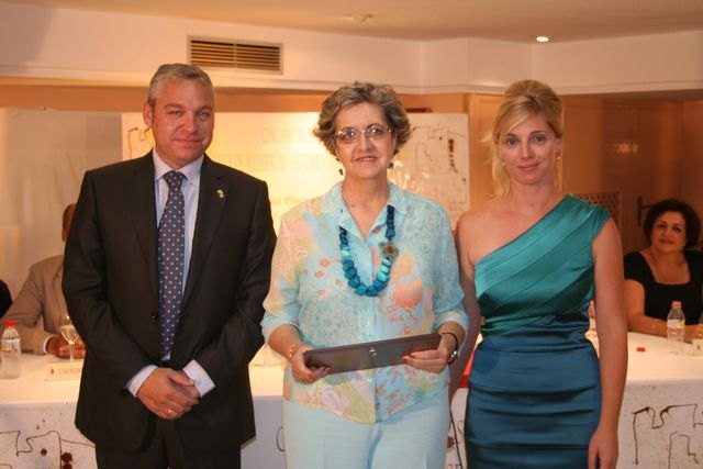 Campillo y Soria con la ganadora del accésit, Teresa Núñez