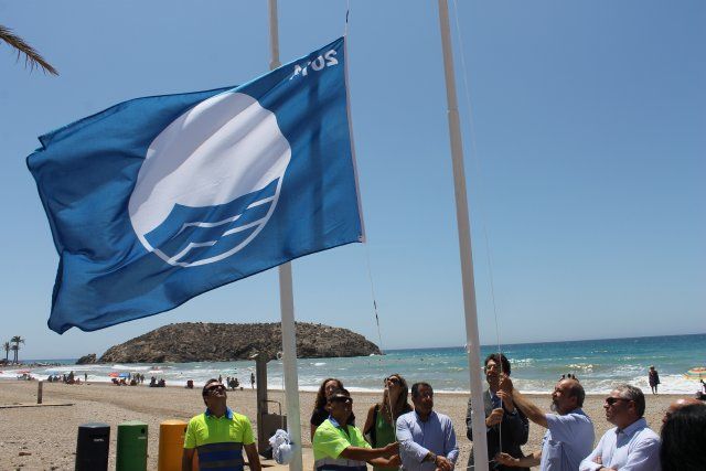 Seis banderas azules certifican la calidad de las playas de Mazarrón