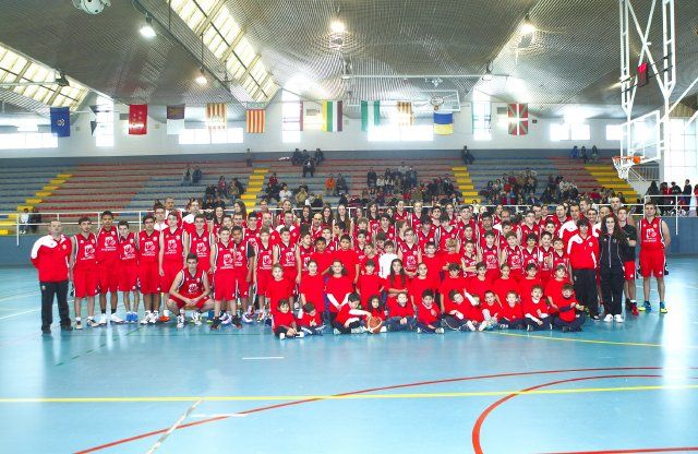 Medio centenar de niños participa en los campus de verano de fútbol sala y baloncesto