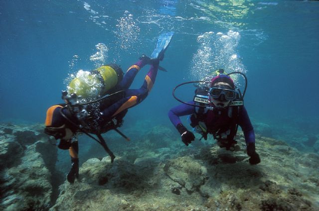 Medio centenar de personas recibe su bautismo de buceo en aguas de la Bahía de Mazarrón