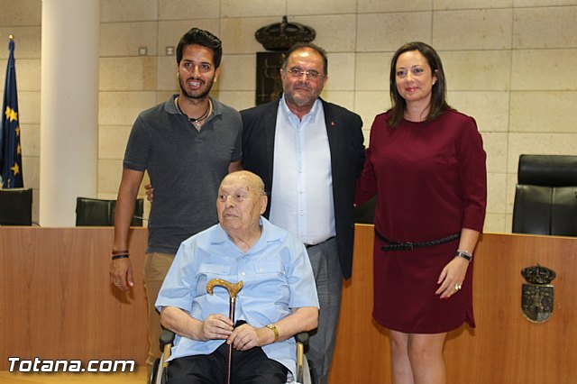 Mateo García realiza una nueva donación de su archivo personal