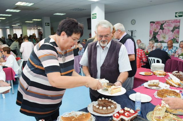 La Asociación Ecuménica celebra el adviento con una degustación solidaria de tartas