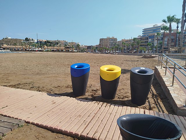 El Ayuntamiento de Mazarrón instala nuevas papeleras en las playas del municipio