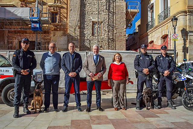 Gran exhibición de medios de Cruz Roja, Protección Civil y Policía Local en la Plaza del Ayuntamiento por el Día Internacional del Voluntariado