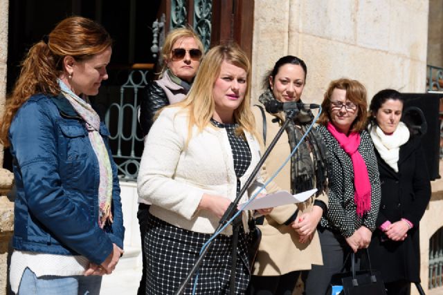 Empleadas municipales y vecinas de Mazarrón conmemoran el día internacional de la mujer trabajadora