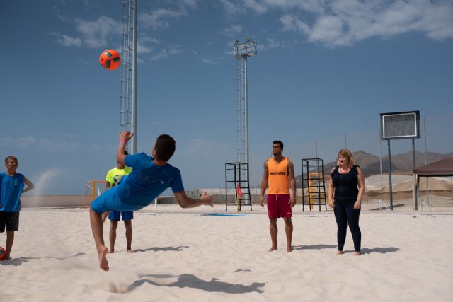 27 niños se inician en el fútbol playa durante el campus que organiza el jugador de la selección española Chiky Ardil