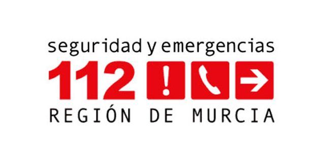 Servicios de emergencia atienden y trasladan al hospital a un herido en accidente laboral en Playa Grande, Puerto de Mazarrón