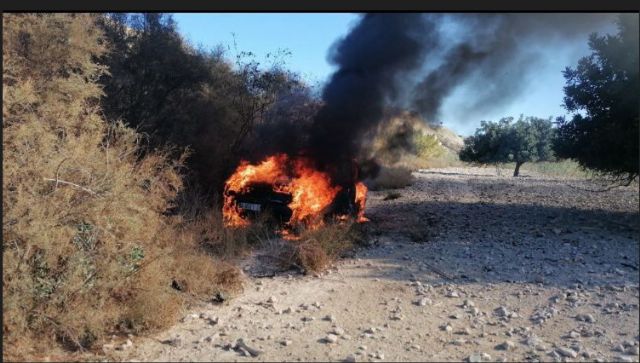 Bomberos extinguen fuego en un vehículo en Leiva, pedanía de Mazarrón
