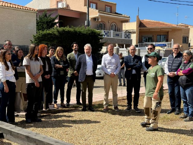 Los participantes en un programa del SEF acondicionan zonas verdes de Mazarrón mientras completan su formación