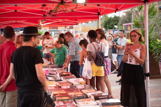 Lectores y escritores se citan en el Puerto Deportivo con 'La bahía de los libros'