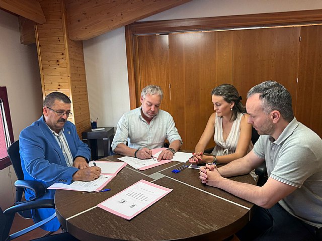El Ayuntamiento de Mazarrón refuerza su compromiso social y deportivo con la firma de convenios con ASPADEM y el Club de Regatas Mazarrón