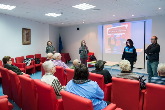 Policía Local y Tráfico ofrecen charlas en los Centros de Día para prevenir accidentes