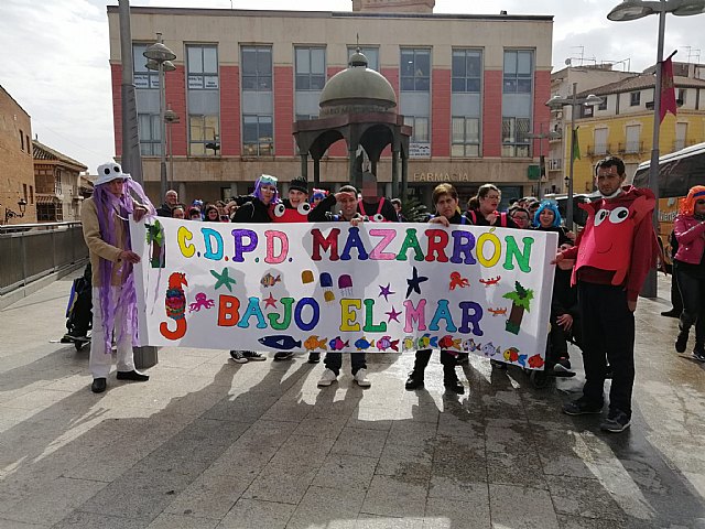 Los usuarios del centro de día de personas con discapacidad desfilan en Totana