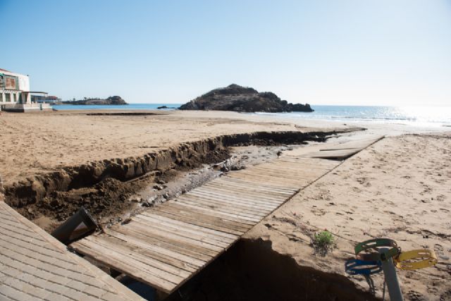 El Delegado del Gobierno comprueba los daños en la costa de Mazarrón ocasionados por el temporal