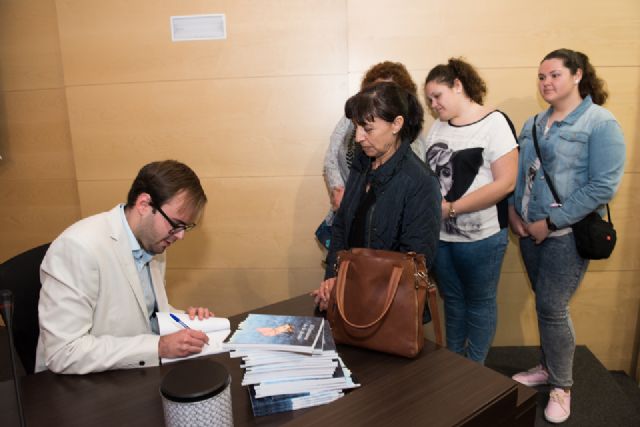 El autor mazarronero Javier Hervás presenta su poemario 'El fantasma de tu abrazo'