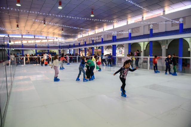 Pista de patinaje en la plaza de abastos de puerto de Mazarrón hasta el 8 de enero