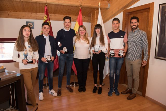 El ayuntamiento reconoce a deportistas locales por sus recientes éxitos