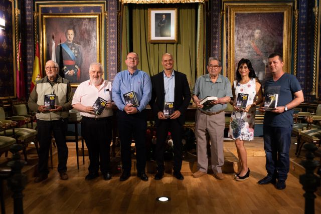 Juan Diego Arroyo presenta en Mazarrón el primer volumen de 'El puente de sal'