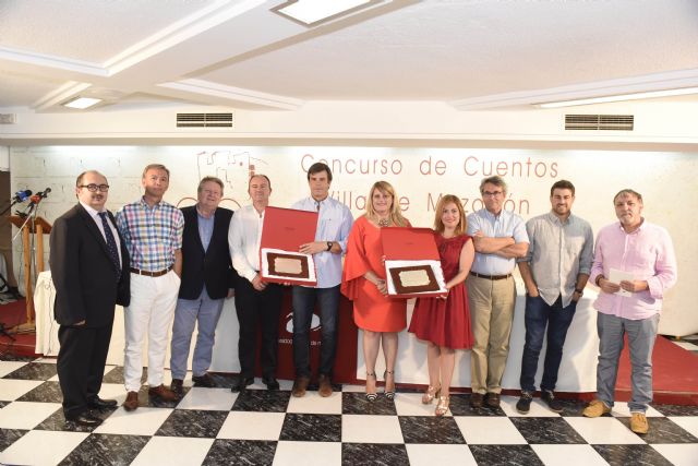 Montserrat Espinar recibe el primer premio del XXXII concurso de cuentos Villa de Mazarrón