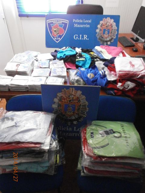 La Policía Local decomisa diversos productos ilegales en el mercadillo de Puerto de Mazarrón