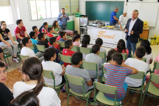 Los escolares de Mazarrón conocen el atún rojo y otros productos de Mazarrón 'cocinando con el alcalde'