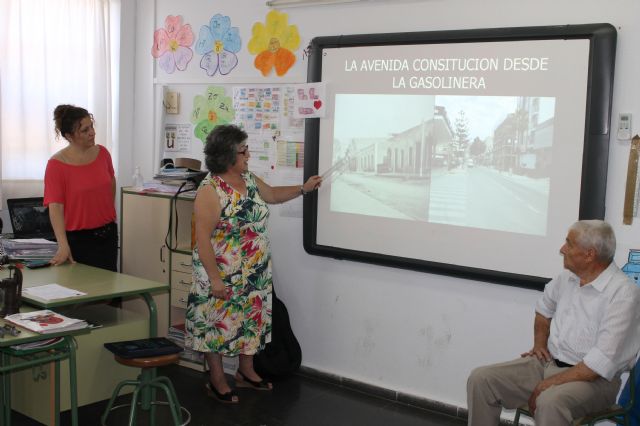 Los mayores del Centro de Día enseñan a los escolares el pasado del municipio con el 'taller de la experiencia'