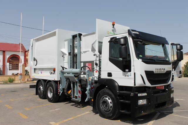 Mazarrón en la vanguardia medioambiental al renovar su flota de vehículos de limpieza con un nuevo camión
