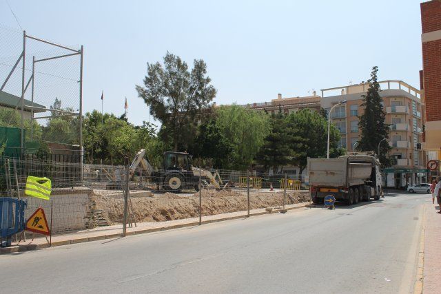 El ayuntamiento procede a la reparación del vallado del colegio Francisco Caparrós