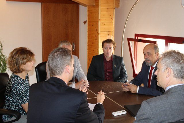 El embajador británico mantiene un encuentro con asociaciones y residentes de su país en Mazarrón