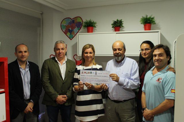 La Asociación Todo Corazón de Murcia recibe un cheque benéfico de cerca de cinco mil euros