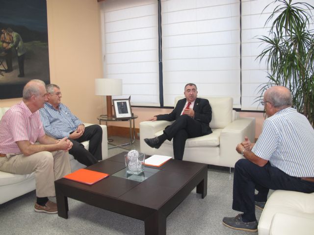 Reunión del consejero Manuel Campos con el presidente de la sociedad Puerto Deportivo Isla Plana