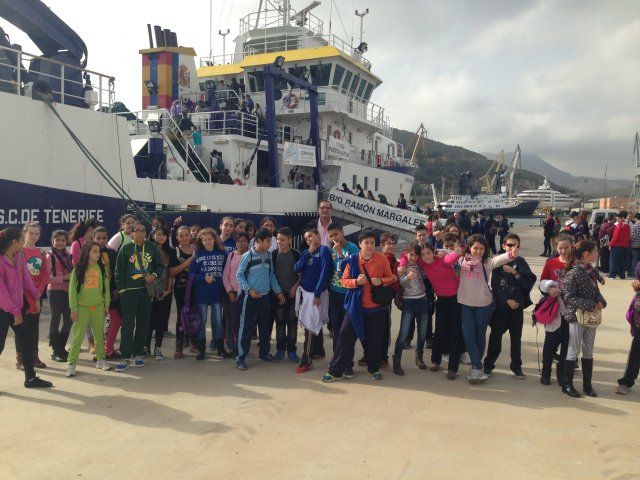 400 alumnos de Mazarrón visitan el buque de investigación Ramón Magalef