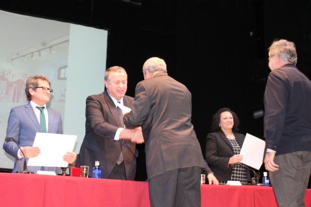 El alcalde de Mazarrón recoge el premio a la calidad en la edificación de las Casas Consistoriales